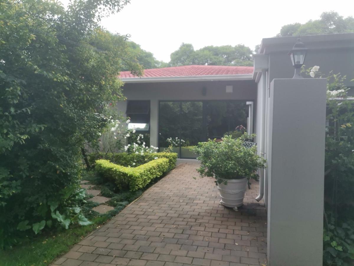 Rosebank Lodge Guesthouse By Claires Γιοχάνεσμπουργκ Εξωτερικό φωτογραφία